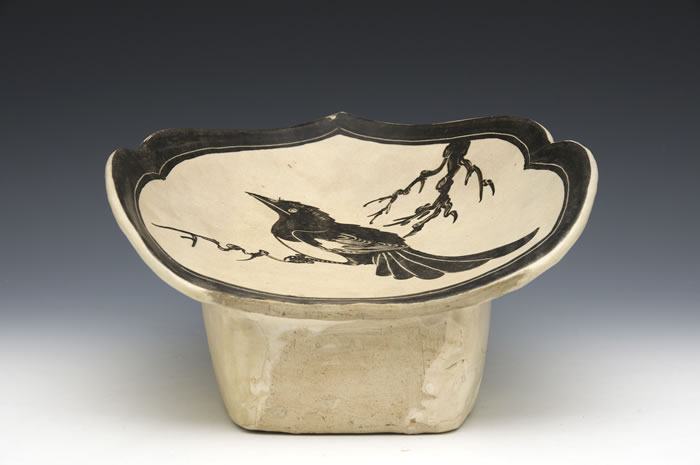 白釉鉄絵虎形枕 文化遺産オンライン